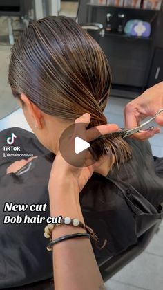 Silvia Cappelli on Instagram: "New cut  Bob hair cut  @antonellagroppetti" Short To Long Bob Haircuts, The Bob Haircut, Diy Inverted Bob Haircut At Home, How To Cut Ends Of Hair, Cami Cut Hair, Diy Bob Haircut At Home Step By Step, New Trend Haircut, Trend Haircut 2024, Bob 2024 Hair