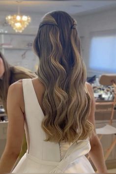 Bridesmaids Hairstyles For Long Hair Half Up, Elegant Hairstyles Hair Down, Fancy Side Part Hairstyles, Hair Styles For Graduation Photos, Simple Prom Hair Straight, Pinned Back Hairstyles, Hairstyles After Shower Wet Hair, Hairstyles Art Reference, Wet Hair Hairstyles