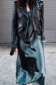 Slip Dress Street Style, Svarta Outfits, Slip Dress Outfit, Dress Leather, Mode Boho, Looks Black