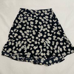 Black And White Daisy Floral Pattered Women’s Mini Skirt With Built In Shorts Liner, New Never Worn, Size S Black Floral Print Skirt For Summer, Black Summer Mini Skirt, Summer Black Lined Skirt Bottoms, Black Summer Mini Skort, Black Summer Skort, Black Floral Print Mini Bottoms, Black Floral Print Mini Length Bottoms, Casual Short Mini Skirt With Floral Print, Casual Floral Print Short Mini Skirt