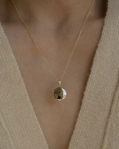 Engravable Round Locket – Kindred Row Locket Design, Logam Mulia, Fine Gold Jewelry, Round Locket, Gold Jewelry Simple, Round Necklace, Gold Locket, Classy Jewelry, Solid Gold Jewelry