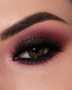 Maquillaje Smokey Eyes, Maroon Makeup, Dark Smokey Eye Makeup, Shadow Pallete, Burgundy Eye Makeup, Burgundy Makeup, Smokey Makeup, Shimmer Eye Makeup