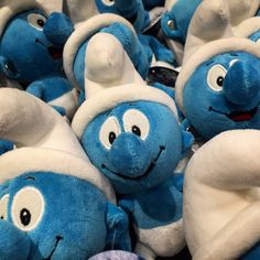 there are many blue and white stuffed animals with big eyes on each one's face