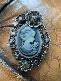 Portrait of a Lady Cameo Brooch. This lovely brooch has been stored in my jewellery box for years and bought it at a festival. This is a beautiful and sparkly one off brooch and is as good as new. Estimated Length 5.5cm Estimated Width 3.8cm Cameo Brooch, A Lady, Brooch Pin, Brooches, My Jewellery, Jewelry Box, United Kingdom, Etsy Accessories, Festival