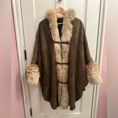 Vintage Loringhoven Lambswear. Stylish Vintage Brown Shearling Coat. Sheepskin Soft Distressed Suede Exterior With Soft Fur Interior. Fur Collar, Trim And Cuffs. Side Slits That Button. Marked As Women’s Small But It’s Roomy. There’s Some Small Darker Patches On Rear But Otherwise In Very Good Condition. Winter Poncho, Poncho Coat, Vintage Fur, Shearling Coat, Shearling Jacket, Fur Collar, Fur Collars, Vintage Brown, Black Outfit