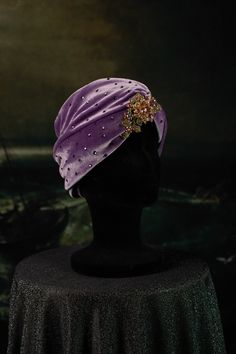 100% velvet turban one size This turban matches the velvet gowns available in my offer. This turban is hand-sewn, with velor on the outside and inside. The turban is sewn in a pre-war pattern, with a large amount of material, which gives a real feeling of being vintage. The turban is decorated with a peacock motif and sparkling cubic zirconia. Take a moment to put it on your head and feel like a movie star! Turban goes with many styles! It is very comfortable and pleasant to touch. color: Lilac Velvet Gowns, Vintage Turban, Peacock Motif, Velvet Turban, Hollywood Style, Unique Outfit, Turban Style, Fortune Teller, Hollywood Fashion