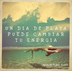 a woman floating in the ocean under a cloudy sky with words above her that read, undia de playa peede cambiar tu energa