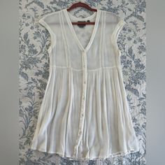 Nwot Anthropologie Tunic Blouse - Size M Color White Flowy Button-up Top For Spring, Summer Flowy Button-up Blouse, Flowy Button-up Summer Tops, White Fitted Rayon Top, Fitted White Rayon Top, Rayon Button-up Beach Top, Beach Button-up Rayon Top, Button-up Rayon Top For Beach, Flowy Sleeveless Cotton Blouse