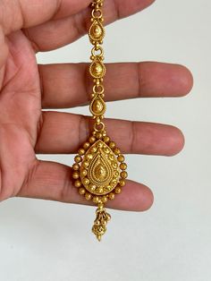 Gold Maang Tikka/Indian forhead Jewelry/Wedding Jewelry/Pakistani Jewelry/Jhoomer/Matha patti/Temple jewelry/ Chutti/ South Indian jewelry Antique Delicate Tikka With Gold Plating Height = 145 mm || Width = 22 mm Classic Design Antique Maang Tikka Indian Head Jewelry, Gold Maang Tikka, Chain Headpiece, Matha Patti, Jewelry Pakistani, Temple Jewelry, Hair Chains, San Ramon, Antique Jewelry Indian