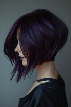 Edgy Purple Hair, Cool Winter Hair Color Ideas, Dark Purple Short Hair, Asymmetrical Short Hair, Midnight Purple Hair, Purple Short Hair, Purple Hair Ideas, Asymmetrical Hair, Stella Fashion