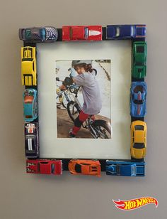 Customize your own picture frame using Hot Wheels cars with this simple arts and crafts project. Find easy-to-follow instructions here. Hot Wheels Crafts, برق بنزين, Diy Toys Car, Wheel Craft, Cars Room, Matchbox Cars, Car Projects, Toy Cars