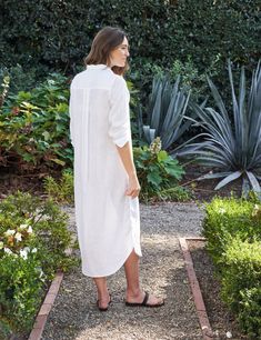 Rory is everything we ever wanted in a full-length dress. Her long, lean, and lovely silhouette means she's super slimming. A statement pocket in front and easy-to-roll sleeves exude breezy, casual chic. Simple Long Dress Casual, California Chic, White Linen Shirt, Frank & Eileen, Linen Shirt Dress, Long Dress Casual, Full Length Dress, Button Up Dress, Shirtdress