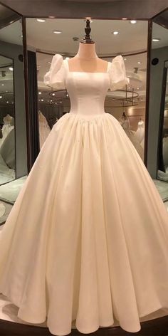 Gaun Abad Pertengahan, Satin Wedding Dresses, Fest Outfits, Wedding Dresses Satin, Vintage Wedding Dresses, Dream Wedding Ideas Dresses, Ball Gowns Evening, Pretty Prom Dresses, Fairytale Dress