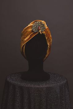 100% velvet turban one size This turban matches the velvet gowns available in my offer. This turban is hand-sewn, with velor on the outside and inside. The turban is sewn in a pre-war pattern, with a large amount of material, which gives a real feeling of being vintage. The turban is decorated with a peacock motif and sparkling cubic zirconia. Take a moment to put it on your head and feel like a movie star! Turban goes with many styles! It is very comfortable and pleasant to touch. color: golden Traditional Gold Turban Headband, Traditional Gold Headband Turban, Traditional Fitted Turban For Party, 1920s Turban, Velvet Gowns, Vintage Turban, Dapper Day Outfits, Gold Fascinator, Disney Dapper Day