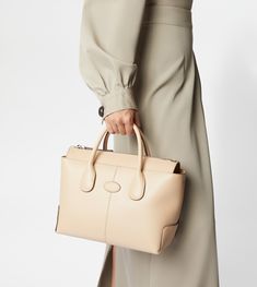 The iconic Tod's Di Bag in an exclusive version crafted in the highest quality calfskin leather, with a particularly silky hand and fine natural grain. A material that perfectly suits the elegant shapes of this timeless shopping style, here in a small size, with two tubular handles, removable shoulder strap and internal pouch. Calf Skin, Grain, Shoulder Strap, Handles, Online Store, Pouch, High Quality, Leather