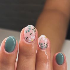 Trending Nails 2024 Summer Short, Summer Nail Ideas Oval, Boho Floral Nails, Back To Work Nails, Giving Birth Nails, Fall Nails Floral, Nail Styles 2024, Simple Floral Nail Designs, Fun Neutral Summer Nails