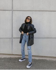 Leather Shacket Outfit, Black Leather Blazer Outfit, Converse Outfit Ideas, All Star Outfit, Platform Converse Outfit, 00s Mode, Converse Outfits, Converse Outfit, Winter Ootd