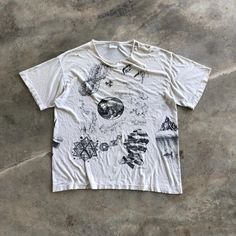 MC ESCHER Vintage Art Rare Design T-Shirt TAG : Andazia SIZE : X-Large MEASUREMENT , - Width (Armpit to armpit) : 23.5" - Length (Shoulder the end of garment) : 29" - Shoulder : 22.5" CONDITION : Distressed overall, but still look its an art. SHIPPING, all item will be shipped with tracking number. Item received within 14-21 working days. Artsy Cotton T-shirt With Graphic Print, Grunge Printed Short Sleeve T-shirt, Artsy Cotton Crew Neck T-shirt, Printed Cotton Grunge T-shirt, Grunge Style Printed Cotton T-shirt, Artsy Crew Neck T-shirt With Graphic Design, Artistic Oversized T-shirt For Streetwear, Artistic Printed Crew Neck T-shirt, Artistic Graffiti Print T-shirt In Relaxed Fit