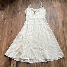 Size 2 Reformation Ivory Linen Tie Front Sleeveless Midi Dress. In Good Condition. Shoulder To Bottom Measures Approximately 42 Inches. Pit To Pit Measures Approximately 15.5 Inches. E Sw12 Off White Dresses With Spaghetti Straps, Cream Sleeveless Midi Dress For Beach, Cream A-line Sleeveless Dress For Summer, White Fitted Linen Sleeveless Dress, Sleeveless Cream Linen Midi Dress, White Linen Midi Sleeveless Dress, Cream Sleeveless Midi Dress For Brunch, White Linen Sleeveless Midi Dress, Sleeveless Unlined Dress For Brunch