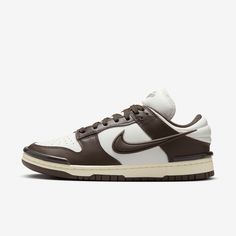 The '80s b-ball icon returns with classic details and throwback hoops flair. Channeling vintage style back onto the streets, its padded collar and extra-puffy silhouette let you take your game anywhere—in comfort. Nike Dunk Lows Outfit, Dunk Lows Outfit, Brown Nike Dunks, Nike Dunk Low Twist, Nike Dunk Lows, Nike Air Max Jordan, Phil Knight, Brown Style, Nike Brand