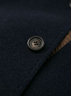 Blazer a petto singolo di lana blu e cotone blu navy di Brunello Cucinelli con risvolti dentellati, un fissaggio a bottone anteriore, una tasca per il torace, maniche lunghe, polsini a bottone, tasche anteriori e fessure laterali.Questo pezzo si adatta alle dimensioni. Ti consigliamo di ottenere le tue dimensioni regolari
Il modello è di 1,84 m / 6 piedi 1 pollici di indossare dimensioni M Brunello Cucinelli Men, Mens Cashmere, Stylish Jackets, Men's Jacket, Leather Cap, Cashmere Coat, Blue Wool, Casual Backpack, Brunello Cucinelli