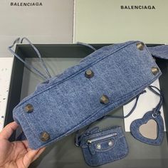 Description Balen Le Cagole XS Shoulder Bag In Blue Washed, For Women, Bags 13in/33cm Rep 1:1 Size: 33 x 16 x 8.4 cm /13 x 6.3 x 3.3 inches (Lenght x Height x Width) Shoulder bag Adjustable shoulder strap Braided shoulder pad Zipped closure with knotted puller 1 removable zipped pouch 1 removable heart mirror Includes dust bag. This product is of the best quality.