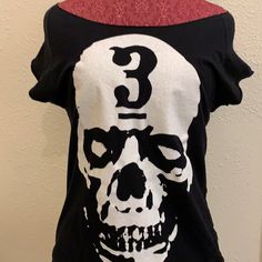 Edgy Skull Print Short Sleeve Top, Edgy Short Sleeve Top With Skull Print, Fitted Short Sleeve Shirt With Skull Print, Edgy Cotton Tops With Skull Print, Casual Fitted Skull Print Tops, Casual Fitted Tops With Skull Print, Black Short Sleeve Top With Skull Print, Fitted Casual Tops With Skull Print, Short Sleeve Skull Print Graphic Tee