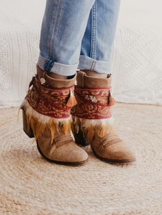 These Boho feathers buckles cuffs for boots are the perfect accessory to decorate your high boots or ankle boots. They are made with carefully selected ethnic materials, in a completely handmade process. With them you will get that those boots, that you wear everywhere and you have super comfortable, have a different air when you want and so you can enhance that Boho-Chic style that we love so much. When you purchase a product, it includes the complete pair (left and right foot). This price is f Diy Boho Boots, Bohemian Leather Boots With Fringe, Bohemian Style Fringe Boots With Round Toe, Bohemian Fringe Boots With Round Toe, Bohemian Moto Boots For Festival In Fall, Festival Boots With Tassels And Round Toe, Western Boots With Tassels For Festival, Western Festival Boots With Tassels, Brown Tasseled Boots For Festivals