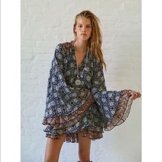 A Mini Flowy Dress Perfect For Summer Flowy Tunic, Printed Tunic Dress, Free People Mini Dress, Maxi Tops, Floral Tunic, Tunic Styles, Print Tunic, Hippie Style, Free People Dresses