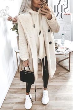 Classy Trendy Outfits, Vinter Mode Outfits, Trendy Outfits Inspiration, Mantel Beige, Cozy Winter Outfits, Beige Outfit, Spend Money, Cute Winter Outfits