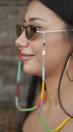 Renkli boncukları iğneyle tek tek dokudum. Çok emek verdiğim çalışmam. Gözlük aksesuarı ve kolye olarak kullanabilirsiniz. Eyeglasses Lanyard, Beaded Glasses Chain, Glasses Strap, Glasses Chains, Wolf Jewelry, Trendy Glasses, Glasses Holder, Herringbone Necklace, Sunglass Chain