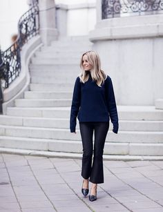 Black Kick Flare Pants Outfit, Flared Trousers Outfit, London Wardrobe, Flare Outfit, Office Outfit Ideas, Flare Jeans Outfit, Style Désinvolte Chic, Black Flare Pants, Street Outfits