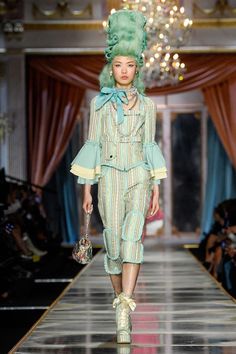 Victorian Runway Fashion, Best Fashion Week Looks, Moschino Marie Antoinette, Marie Antoinette Runway, Rococo Punk Fashion, Camp Fashion Style, Rococo Inspired Fashion, Rococo Aesthetic Fashion, Rococo Fashion Modern