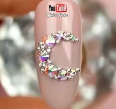 Pretty Rhinestone Nails, Nail Art Swarovski Crystals, Rhinestone Placement On Nails Ideas, Stone Design Nails, Swarovski Nails Designs Simple, Stone Nail Art Design, Nail Diamond Design, Swarovski Nails Designs, Bling Placement On Nails