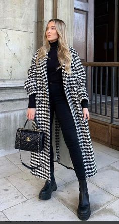 Black And White Coat, Moda Curvy, Chique Outfit, Stile Hijab, Classy Winter Outfits, Mode Zara, Stylish Winter Outfits, Winter Fashion Outfits Casual, White Coat