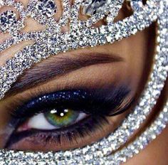 swarovski Huda Kattan, Arabic Makeup, Halloween Makeup Diy, Pretty Makeup, Smokey Eye, Simple Makeup, Beautiful Eyes, Huda Beauty