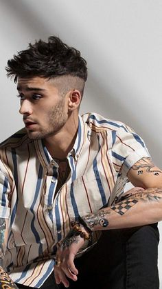 Veja as dicas do blog Marco da Moda para ajudar a crescer sua barba Zayn Malik Wallpaper, Zayn Malik Hairstyle, Zayn Malik Style, Gambar One Direction, Zayn Malik Photos, Zayn Malik Pics, Men Haircut Styles, Bald Fade, Corte De Cabelo Masculino