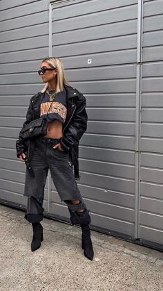 Style Inspiration Edgy Outfit Ideas, Edgy Outfits Street Style Casual, Edgy Outfits Street Style, Black Outfits Edgy, Winter Fashion Jeans, Chambray Outfit, Germany Outfits, Edgy Street Style, La Street Style