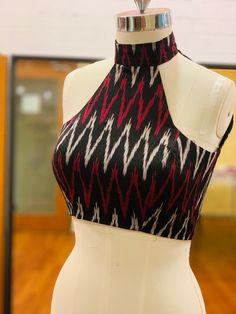 Beautiful and sleek halter neck design. Top Neck Designs For Women, Sleeveless Blouse Patterns, Fitted High Neck Blouse, Stretch Halter Neck Party Blouse, Stretch Halter Neck Blouse For Party, Party Stretch Halter Neck Blouse, Fitted High Neck Halter Top, Chic Fitted Halter Top With Elastic Neckline, Fitted Black Halter Neck Blouse