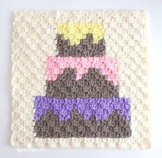 a crocheted square with an image of a cake on it