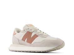 Saw this at DSW! New Balance 237, Nike Original, Sneakers New Balance, N Logo, Bridal Wedding Shoes, Koolaburra By Ugg, Shoes Design, Modern Elements, Trending Sneakers