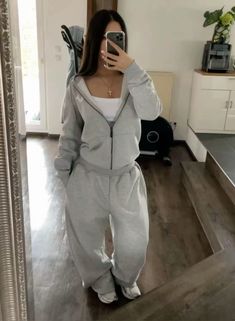 10 Clothes 30 Outfits, Hoodie Outfit Winter For Women, Comfy Outfits Pajamas, Cute Fits With Grey Sweatpants, Basic Outfits Sporty, Cute Lazy School Outfit, Cute Primark Outfits, Uni Comfy Outfits, Fold Over Pants Outfit