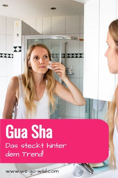 Mit einem Gua Sha Stein das Gesicht zu massieren, ist einer der gehyptesten Beautytrends überhaupt. Doch was bringt die Gesichtsmassage wirklich? Mirror Selfie