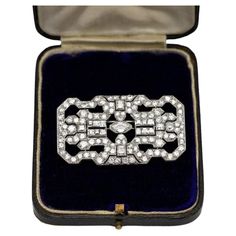 Antique platinum Art Deco brooch from the 1930s. The main diamond in a fancy cut, VS2 clarity and H color, weighing 0.80 ct. The brooch is decorated with 14 VS-P1/H-J square diamonds with a total weight of 2.33ct Additionally, the brooch has 106 pieces of old-cut diamonds with VS-P1 purity and H-J color, weighing 6.48 ct. Platinum 0.950. Dimensions: 8.5 x 4.7 x 3 cm. Total weight of the item: 16.10g. Total diamond weight: 9.61ct. The purchase is accompanied by a diamond appraiser's certificate. Classic Platinum Brooches With Diamond Accents, Classic Platinum Brooch With Brilliant Cut, Art Deco Wedding Brooches With Diamond Accents, Art Deco White Gold Brooch In Platinum, Art Deco Platinum Brooches In White Gold, Classic Diamond Brilliant Cut Brooch, Art Deco White Gold Platinum Brooches, Classic Diamond White Diamond Brooch, Victorian Diamond Brooch For Evening