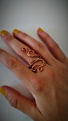 Handmade copper wire ring. Starting at ring size (US size 7) it will be possible for you to adjust the size yourself. Both make it smaller and larger. The ring will be delivered in a gift box with free shipping. Handmade Rings Wire, Copper Wire Ring, Oak Leaf Necklace, Rings Wire, Wire Jewelry Rings, Wire Wrap Jewelry Designs, Hammered Silver Ring, Etsy Stuff, Wire Ring