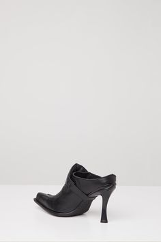 These mules from Vetements' Spring/Summer 2024 collection are a continuation of their collaboration with New Rock. These shoes are a slip on heel with a pointed toe and side buckle accent. Charlotte Chesnais, Craig Green, Shirts For Leggings, Scarf Shirt, Rick Owens Drkshdw, New Rock, Cape Coat, Marine Serre, Spring Summer 2024