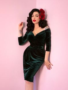 Starlet Wiggle Dress in Hunter Green Velvet - Vixen by Micheline Pitt Micheline Pitt, Estilo Pin Up, Retro Mode, Vintage Style Dresses, Date Night Dresses, Moda Vintage, Wiggle Dress, 1950s Fashion, Mode Vintage