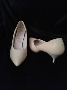 Vintage 50s/60s Two Tone White/Ivory Luster Shoes/Patent Leather/High Heels/Leather Soles/SATTINI Sh White Short Heels, 50s Shoes, 70s Shoes, Father Daughter Gifts, White High Heels, Perfect Heels, Patent Shoes, Leather High Heels, Yellow Leather