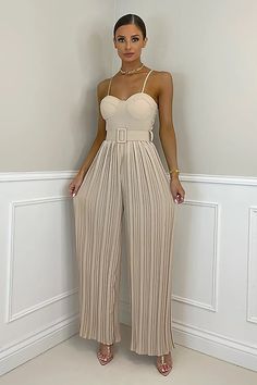 The Sleeveless Pleated Overalls Jumpsuit: Elevate Your Elegance Step into a world of effortless style with our Sleeveless Pleated Overalls Jumpsuits. These pieces are more than just an item of clothing; they're your ticket to an unforgettably chic presence at any formal event. Whether you're planning a sophisticated weekend getaway, a romantic date, or a glamorous night out, these jumpsuits cater to every formal occasion with a touch of Florida's trendy summer vibe. With Prolyf online clothing s Pleated Jumpsuit, Elegante Y Chic, Jumpsuit Outfit, Casual Rompers, Clothing Details, Sleeveless Rompers, Long Jumpsuits, Pantalon Large, Jumpsuit Fashion