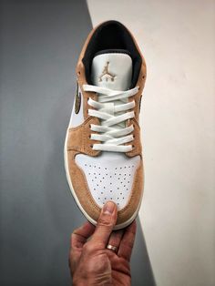 Air Jordan 1 Low ‘Brown Elephant’ Hemp/Metallic Gold-White-Tan-Black Walk the talk and make a statement with our top-quality Sneakers. Shop now and step up your shoe game! Please carefully choosing the size number according the size chart as we CAN NOT offer return or refund if you choose a wrong size.The product need 3-5 business days to check the quality before shipping.Our High Quality Shoes models are various, please contact to our support to ask for the model you need.Because each device displays a different color. Therefore, the actual color of the item may not be 100% the same as [...] Air Jordan 1 Low Brown, Jordan 1 Low Brown, Jordan 1 Milan, Air Jordan 1 Dior, Jordan 1 Dior, Air Jordan 1 Obsidian, Air Jordan 1 Fearless, Jordan 1 Fearless, Jordan 1 Obsidian